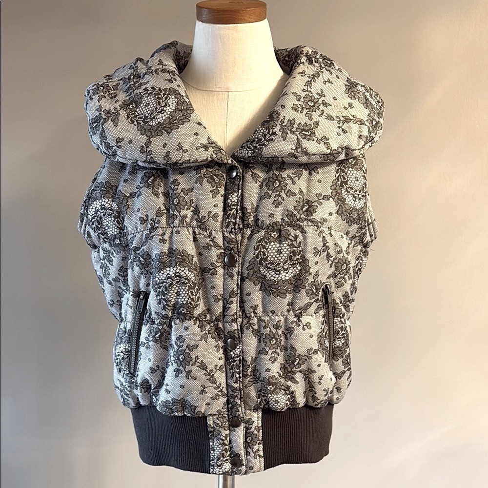 Last Kiss gray Floral lace Patterned Women's puffy collared VEST Jacket snaps L